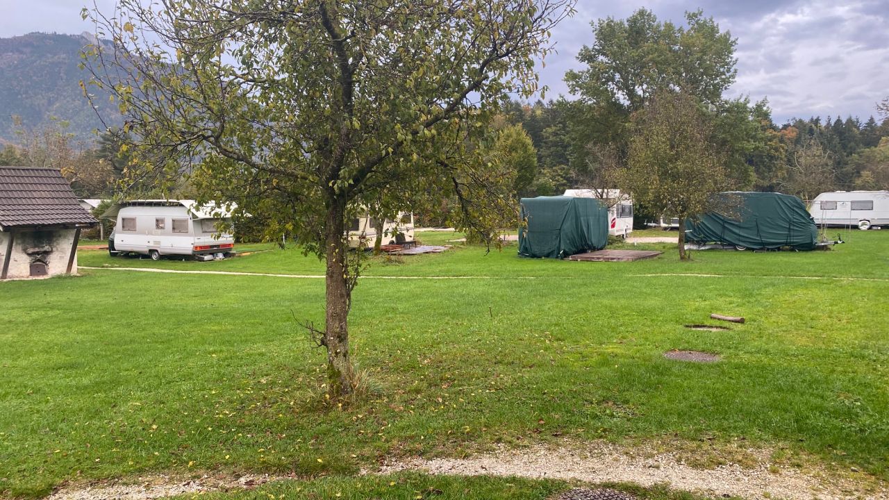 Kamp na kmetiji leži ob jezeru in je prava atrakcija za goste.