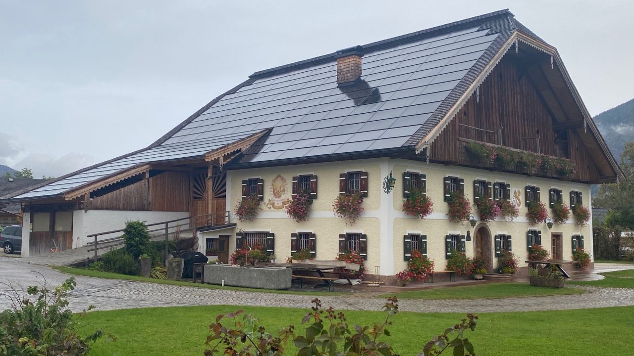 Mogočna hiša, zelo urejena in ohranjena, krasi posestvo že od leta 1490