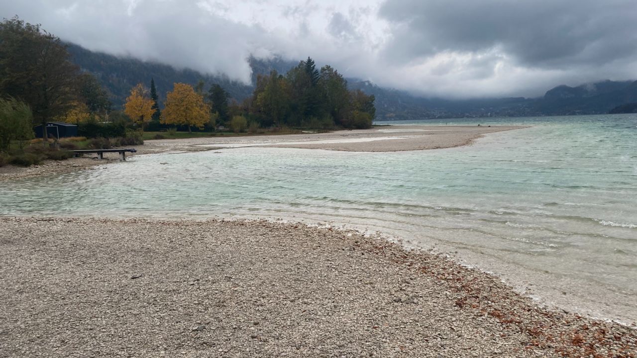 Kmetija oz. kamp na kmetiji ima svoj dostop do jezera,, kjer je urejena čudovita plaža s pomolom.