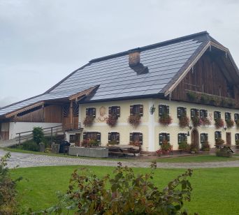 Mogočna hiša, zelo urejena in ohranjena, krasi posestvo že od leta 1490