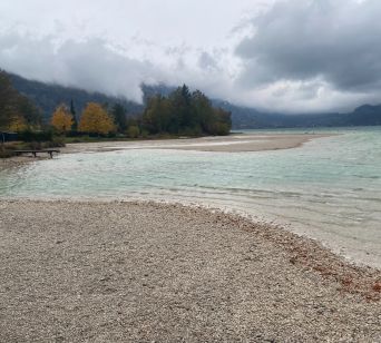 Kmetija oz. kamp na kmetiji ima svoj dostop do jezera,, kjer je urejena čudovita plaža s pomolom.