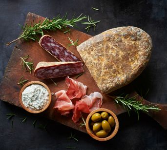 narezek s šebreljskim želodcem, pršutom, olivami in namazom