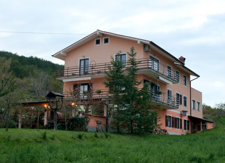 JAKOMIN, osmica in prostor za kampiranje