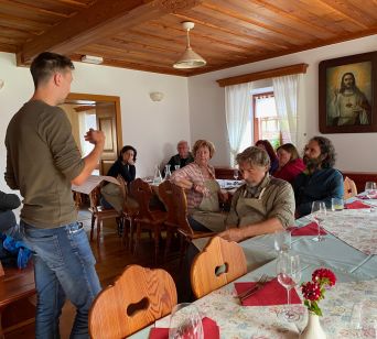 Simon Polanšek iz KGZS-Zavoda Celje je predstavil novinarjem kmetijstvo in dopolnilne dejavnosti v dolini.