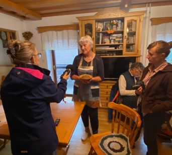 Mama Anica je predstavila zgodbo o obrnjeniku, ki je značilna regionalna jed v Zg. savinjski dolini.