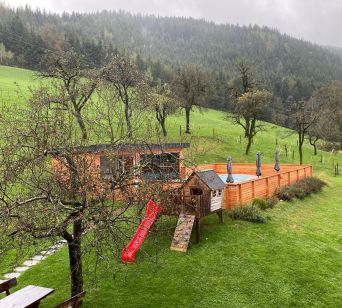 V poletnih mesecih se gosti na kmetiji Metul lahko osvežijo v bazenu, pozimi pa sprostijo v savni s panoramskim razgledom.