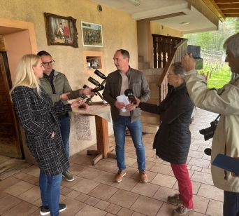 Damijan Vrtin, direktor KGZS-Zavoda Novo mesto je na kmetiji Jakljevič podal informacije o kmetijstvu na Dolenjskem in Beli krajini.