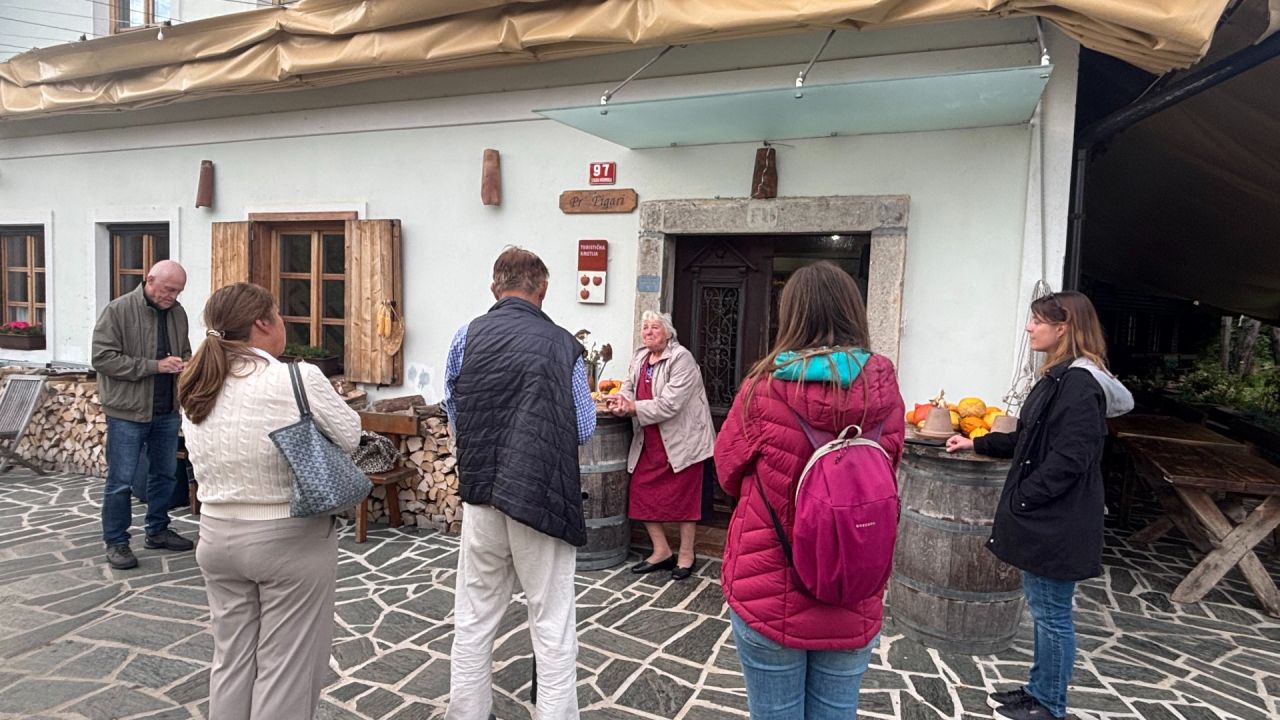 O začetkih turizma na kmetiji je naprej spregovorila Slavkova mama
