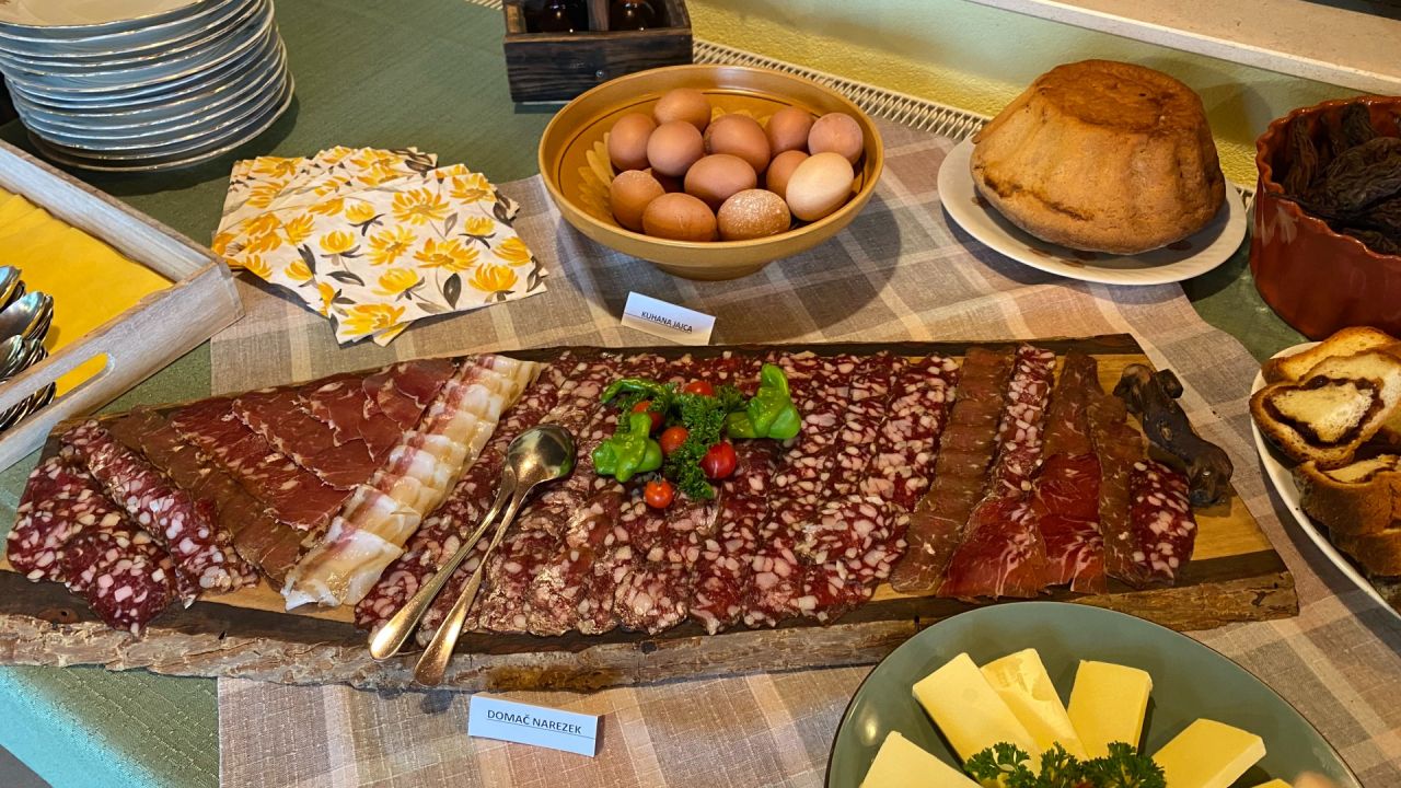 Za zajtrk so bili na voljo številni domačini izdelki.