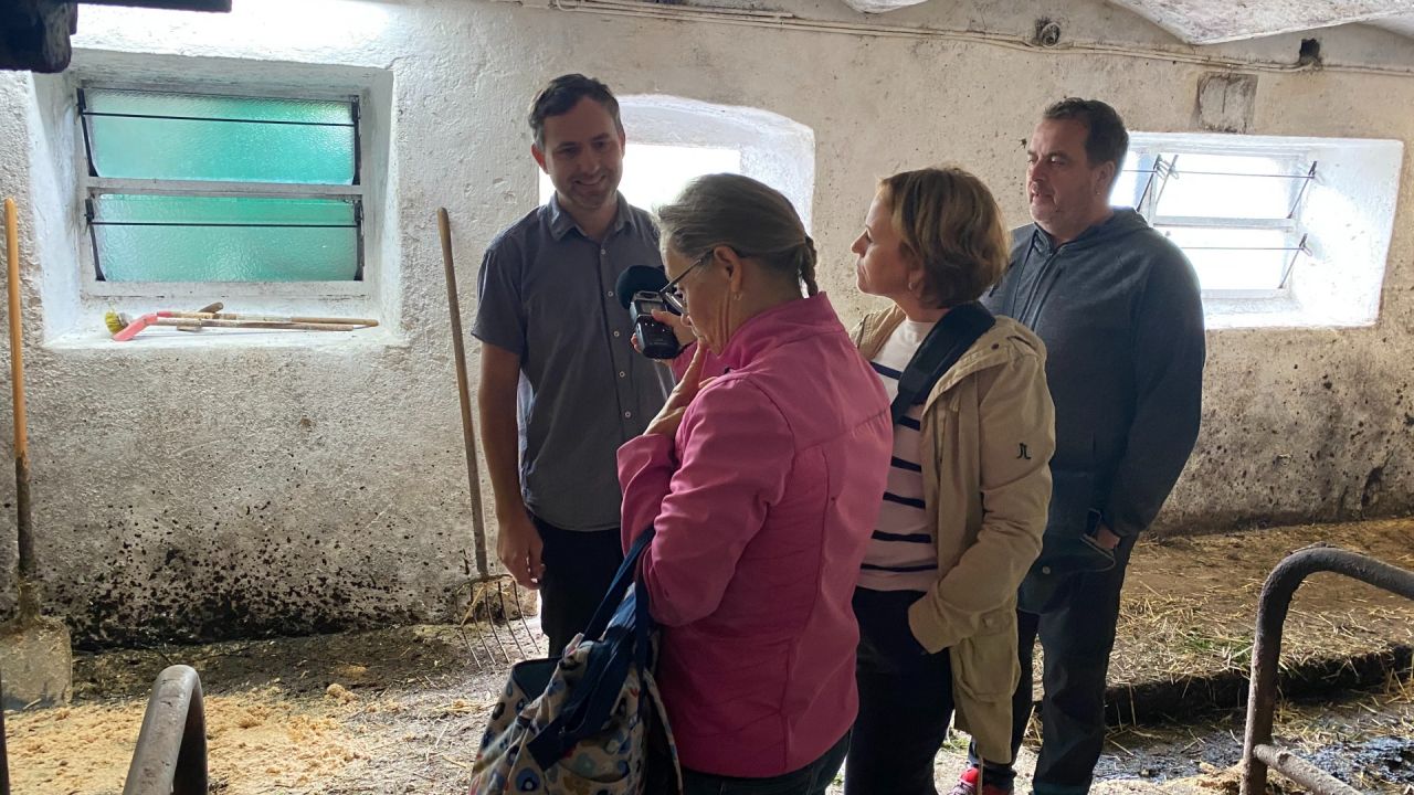 Kmetovanje pri Plodrovih nam je predstavil mladi gospodar Boštjan ter nas popeljal po kmetiji.