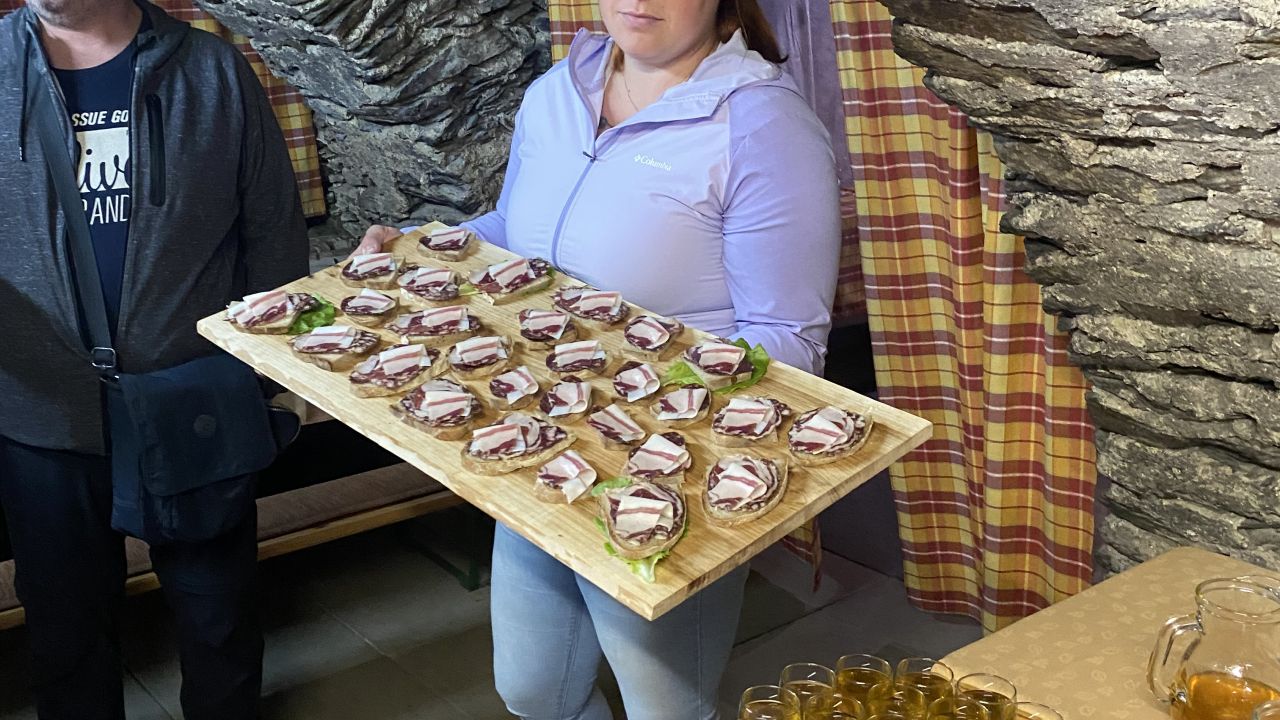 Pokušina suhomesnatih izdelkov in mošta v kleti.