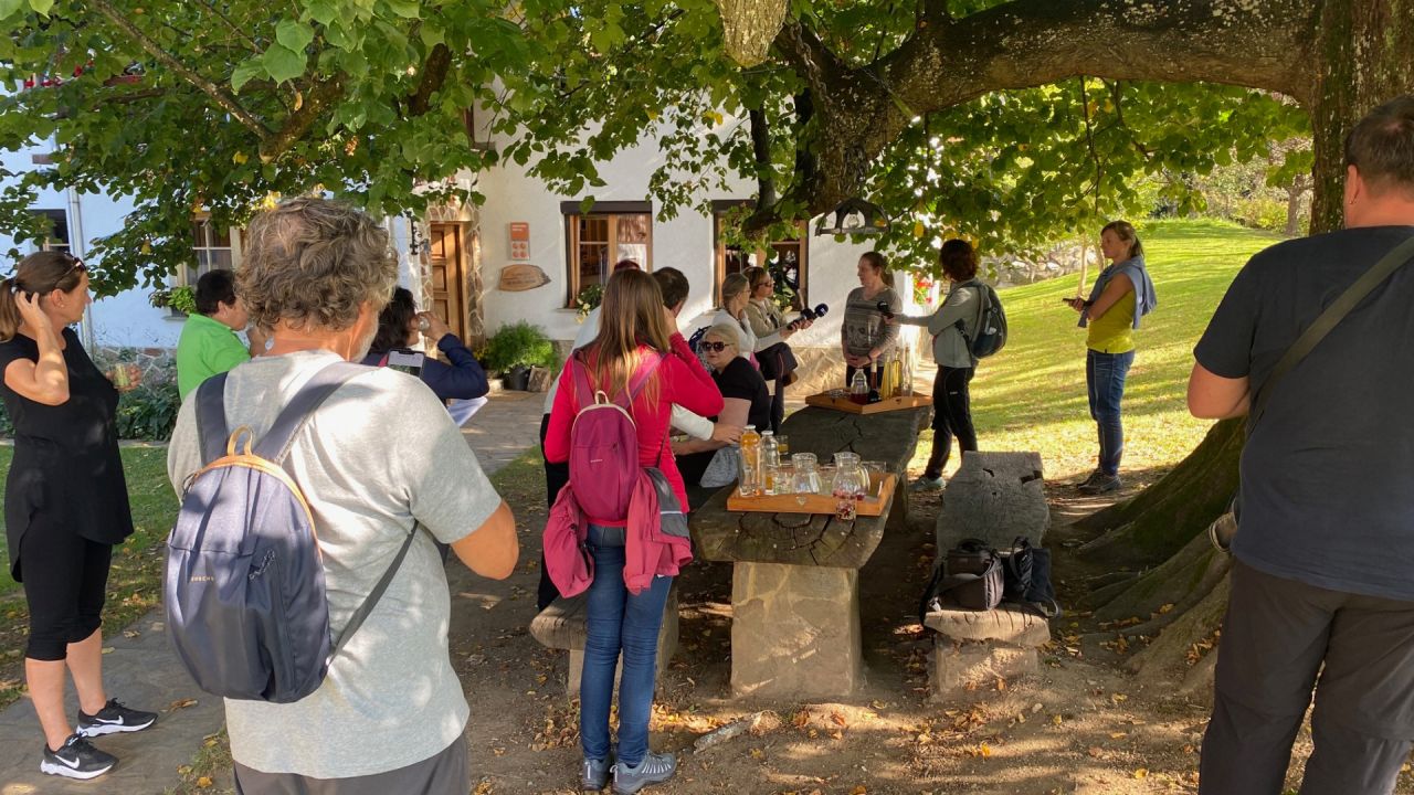 Dobrodošlica s predstavitvijo kmetije Lešnik v Golavobuki v prijetni senci več kot 300 let stari lipi