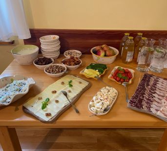 Bogat koroški zajtrk na ekološki kmetiji Ravnjak