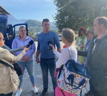 Na kmetiji Klančnik v Podklancu pri Dravogradu sta življenje na kmetiji  predstavila mlada gospodarja Miha in Gabrijela Kogelnik