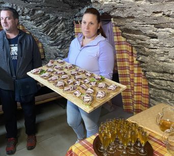 Pokušina suhomesnatih izdelkov in mošta v kleti.