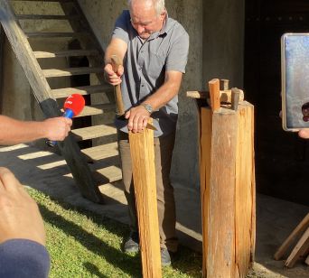 Gospodar Albert je prikazal izdelavo strešne kritine iz smrekovega lesa, t.i,"šitlni"
